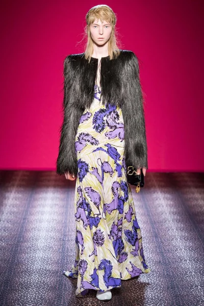Look 16